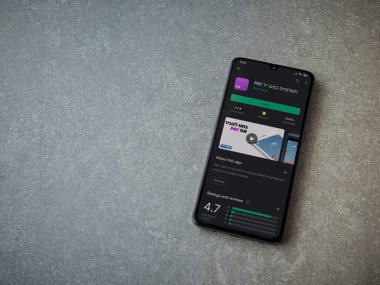 Lod, Israel - 8 Temmuz 2020: Seramik taş zemin üzerinde siyah bir cep telefonunun sergilendiği bir uygulama oyun mağazası sayfası. Üst görünüm düzlüğü kopyalama alanı ile yatıyordu.