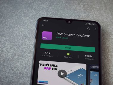 Lod, Israel - 8 Temmuz 2020: Seramik taş zemin üzerinde siyah bir cep telefonunun sergilendiği bir uygulama oyun mağazası sayfası. Üst görünüm düzlüğü kopyalama alanı ile yatıyordu.