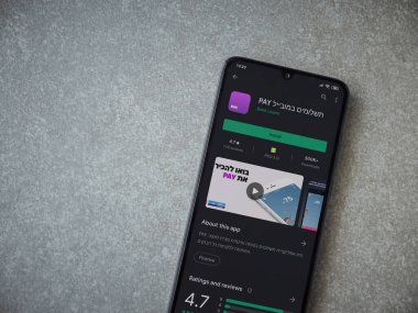 Lod, Israel - 8 Temmuz 2020: Seramik taş zemin üzerinde siyah bir cep telefonunun sergilendiği bir uygulama oyun mağazası sayfası. Üst görünüm düzlüğü kopyalama alanı ile yatıyordu.