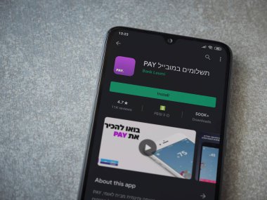 Lod, Israel - 8 Temmuz 2020: Seramik taş zemin üzerinde siyah bir cep telefonunun sergilendiği bir uygulama oyun mağazası sayfası. Üst görünüm düzlüğü kopyalama alanı ile yatıyordu.