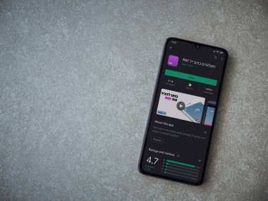Lod, Israel - 8 Temmuz 2020: Seramik taş zemin üzerinde siyah bir cep telefonunun sergilendiği bir uygulama oyun mağazası sayfası. Üst görünüm düzlüğü kopyalama alanı ile yatıyordu.