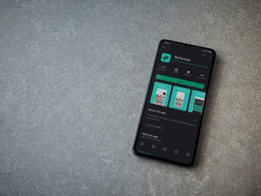 Lod, Israel - 8 Temmuz 2020: Partner Uygulama Oyun Mağazası sayfam seramik taştan arka planda siyah bir cep telefonu ekranında. Üst görünüm düzlüğü kopyalama alanı ile yatıyordu.