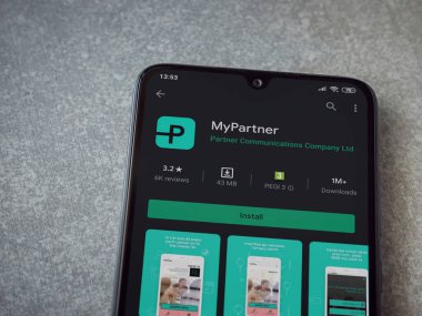 Lod, Israel - 8 Temmuz 2020: Partner Uygulama Oyun Mağazası sayfam seramik taştan arka planda siyah bir cep telefonu ekranında. Üst görünüm düzlüğü kopyalama alanı ile yatıyordu.