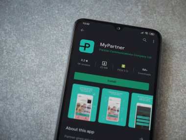 Lod, Israel - 8 Temmuz 2020: Partner Uygulama Oyun Mağazası sayfam seramik taştan arka planda siyah bir cep telefonu ekranında. Üst görünüm düzlüğü kopyalama alanı ile yatıyordu.