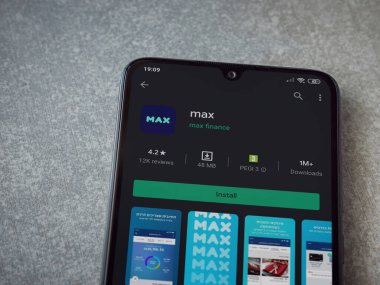 Lod, Israel - 8 Temmuz 2020: Max app oyun mağazası sayfası seramik taş zemin üzerinde siyah bir cep telefonu ekranında. Üst görünüm düzlüğü kopyalama alanı ile yatıyordu.