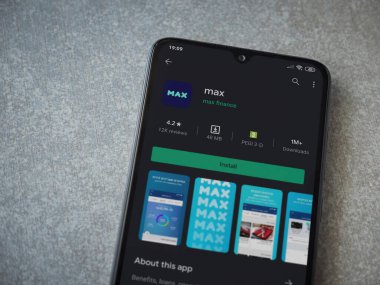 Lod, Israel - 8 Temmuz 2020: Max app oyun mağazası sayfası seramik taş zemin üzerinde siyah bir cep telefonu ekranında. Üst görünüm düzlüğü kopyalama alanı ile yatıyordu.