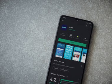 Lod, Israel - 8 Temmuz 2020: Max app oyun mağazası sayfası seramik taş zemin üzerinde siyah bir cep telefonu ekranında. Üst görünüm düzlüğü kopyalama alanı ile yatıyordu.