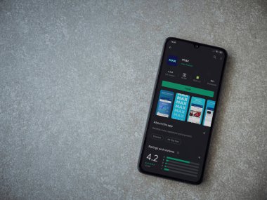 Lod, Israel - 8 Temmuz 2020: Max app oyun mağazası sayfası seramik taş zemin üzerinde siyah bir cep telefonu ekranında. Üst görünüm düzlüğü kopyalama alanı ile yatıyordu.
