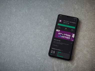 Lod, Israel - 8 Temmuz 2020: Seramik taş zemin üzerinde siyah bir cep telefonu ekranında cep telefonu uygulaması oyun mağazası sayfası. Üst görünüm düzlüğü kopyalama alanı ile yatıyordu.