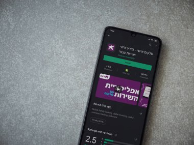 Lod, Israel - 8 Temmuz 2020: Seramik taş zemin üzerinde siyah bir cep telefonu ekranında cep telefonu uygulaması oyun mağazası sayfası. Üst görünüm düzlüğü kopyalama alanı ile yatıyordu.