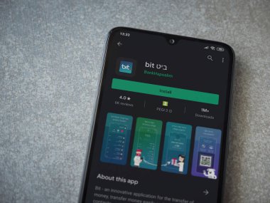 Lod, Israel - 8 Temmuz 2020: Seramik taş zemin üzerinde siyah bir cep telefonunun sergilendiği bit app oyun mağazası sayfası. Üst görünüm düzlüğü kopyalama alanı ile yatıyordu.