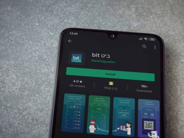 Lod, Israel - 8 Temmuz 2020: Seramik taş zemin üzerinde siyah bir cep telefonunun sergilendiği bit app oyun mağazası sayfası. Üst görünüm düzlüğü kopyalama alanı ile yatıyordu.