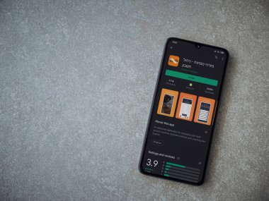 Lod, Israel - 8 Temmuz 2020: Bank Mizrahi Tefahot uygulaması oyun mağazası sayfası seramik taş zemin üzerinde siyah bir cep telefonu görüntüsü. Üst görünüm düzlüğü kopyalama alanı ile yatıyordu.