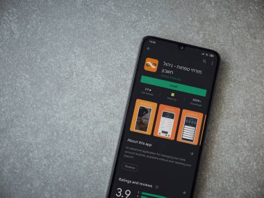 Lod, Israel - 8 Temmuz 2020: Bank Mizrahi Tefahot uygulaması oyun mağazası sayfası seramik taş zemin üzerinde siyah bir cep telefonu görüntüsü. Üst görünüm düzlüğü kopyalama alanı ile yatıyordu.