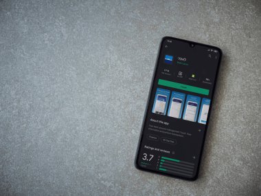 Lod, Israel - 8 Temmuz 2020: Bank Leumi uygulama oyun mağazası sayfası seramik taş zemin üzerinde siyah bir cep telefonu görüntüsü. Üst görünüm düzlüğü kopyalama alanı ile yatıyordu.