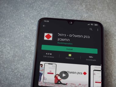 Lod, Israel - 8 Temmuz 2020: Bank Hapoalim uygulaması oyun mağazası sayfası seramik taş zemin üzerinde siyah bir cep telefonu görüntüsü. Üst görünüm düzlüğü kopyalama alanı ile yatıyordu.