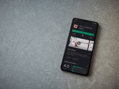 Lod, Israel - 8 Temmuz 2020: Bank Hapoalim uygulaması oyun mağazası sayfası seramik taş zemin üzerinde siyah bir cep telefonu görüntüsü. Üst görünüm düzlüğü kopyalama alanı ile yatıyordu.