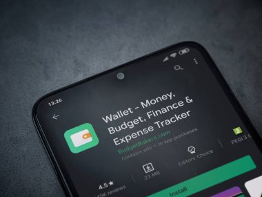 Lod, Israel - 8 Temmuz 2020: Cüzdan uygulaması oyun mağazası sayfası koyu mermer taştan arka planda siyah bir cep telefonu ekranında. Üst görünüm düzlüğü kopyalama alanı ile yatıyordu.