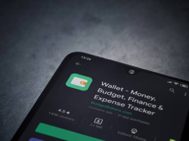 Lod, Israel - 8 Temmuz 2020: Cüzdan uygulaması oyun mağazası sayfası koyu mermer taştan arka planda siyah bir cep telefonu ekranında. Üst görünüm düzlüğü kopyalama alanı ile yatıyordu.