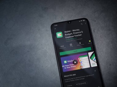 Lod, Israel - 8 Temmuz 2020: Cüzdan uygulaması oyun mağazası sayfası koyu mermer taştan arka planda siyah bir cep telefonu ekranında. Üst görünüm düzlüğü kopyalama alanı ile yatıyordu.