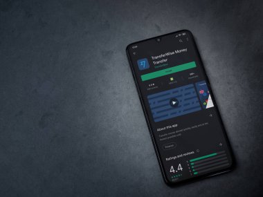 Lod, Israel - 8 Temmuz 2020: TransferWise uygulama oyun mağazası sayfası koyu mermer taşlı arka planda siyah bir cep telefonunun ekranında. Üst görünüm düzlüğü kopyalama alanı ile yatıyordu.