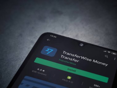 Lod, Israel - 8 Temmuz 2020: TransferWise uygulama oyun mağazası sayfası koyu mermer taşlı arka planda siyah bir cep telefonunun ekranında. Üst görünüm düzlüğü kopyalama alanı ile yatıyordu.