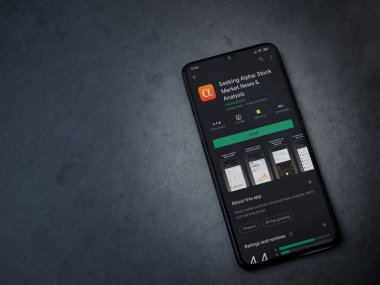Lod, Israel - 8 Temmuz 2020: Koyu mermer taşlı arka planda siyah bir cep telefonunun ekranında Alfa uygulaması oyun mağazası sayfası aranıyor. Üst görünüm düzlüğü kopyalama alanı ile yatıyordu.