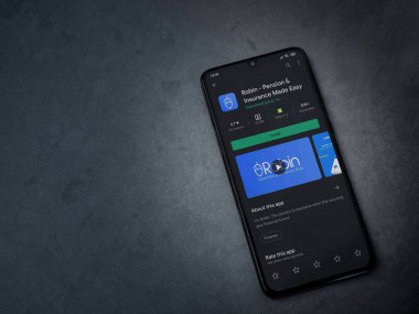 Lod, Israel - 8 Temmuz 2020: Robin uygulama oyun mağazası sayfası koyu mermer taşlı arka planda siyah bir cep telefonunun ekranında. Üst görünüm düzlüğü kopyalama alanı ile yatıyordu.