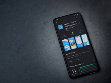 Lod, Israel - 8 Temmuz 2020: PayBox uygulaması oyun mağazası sayfası koyu mermer taştan arka planda siyah bir cep telefonunun ekranında. Üst görünüm düzlüğü kopyalama alanı ile yatıyordu.