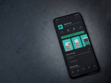 Lod, Israel - 8 Temmuz 2020: Partner Uygulama Oyun Mağazası sayfam koyu mermer taştan arka planda siyah bir cep telefonu ekranında. Üst görünüm düzlüğü kopyalama alanı ile yatıyordu.