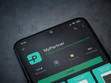 Lod, Israel - 8 Temmuz 2020: Partner Uygulama Oyun Mağazası sayfam koyu mermer taştan arka planda siyah bir cep telefonu ekranında. Üst görünüm düzlüğü kopyalama alanı ile yatıyordu.