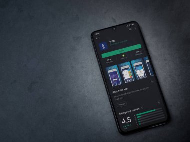 Lod, Israel - 8 Temmuz 2020: Gögdal uygulama oyun mağazası sayfası koyu mermer taştan arka planda siyah bir cep telefonunun ekranında. Üst görünüm düzlüğü kopyalama alanı ile yatıyordu.