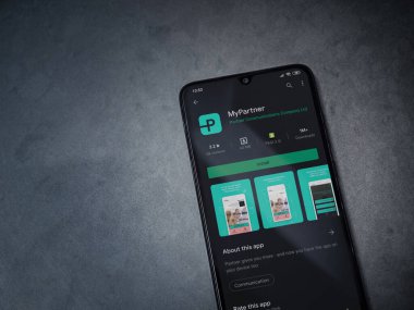 Lod, Israel - 8 Temmuz 2020: Partner Uygulama Oyun Mağazası sayfam koyu mermer taştan arka planda siyah bir cep telefonu ekranında. Üst görünüm düzlüğü kopyalama alanı ile yatıyordu.