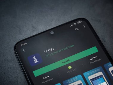 Lod, Israel - 8 Temmuz 2020: Gögdal uygulama oyun mağazası sayfası koyu mermer taştan arka planda siyah bir cep telefonunun ekranında. Üst görünüm düzlüğü kopyalama alanı ile yatıyordu.
