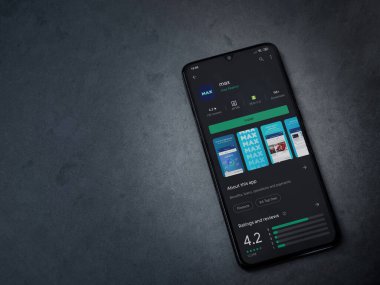 Lod, Israel - 8 Temmuz 2020: Max app oyun mağazası sayfası koyu mermer taşlı arka planda siyah bir cep telefonunun ekranında. Üst görünüm düzlüğü kopyalama alanı ile yatıyordu.