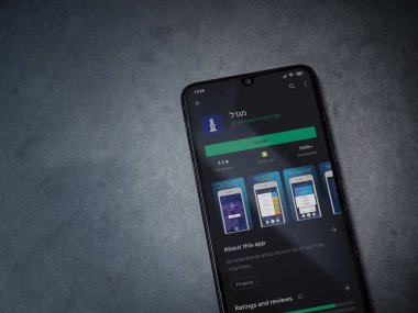 Lod, Israel - 8 Temmuz 2020: Gögdal uygulama oyun mağazası sayfası koyu mermer taştan arka planda siyah bir cep telefonunun ekranında. Üst görünüm düzlüğü kopyalama alanı ile yatıyordu.