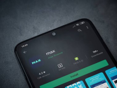 Lod, Israel - 8 Temmuz 2020: Max app oyun mağazası sayfası koyu mermer taşlı arka planda siyah bir cep telefonunun ekranında. Üst görünüm düzlüğü kopyalama alanı ile yatıyordu.