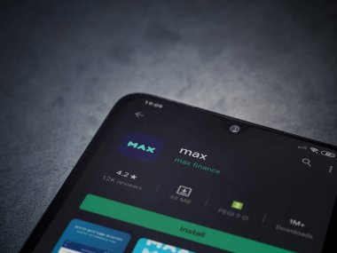 Lod, Israel - 8 Temmuz 2020: Max app oyun mağazası sayfası koyu mermer taşlı arka planda siyah bir cep telefonunun ekranında. Üst görünüm düzlüğü kopyalama alanı ile yatıyordu.