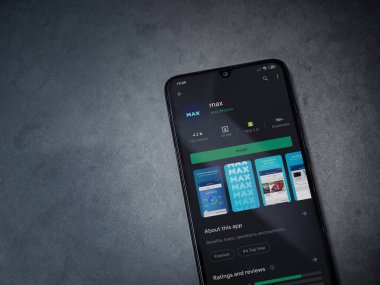 Lod, Israel - 8 Temmuz 2020: Max app oyun mağazası sayfası koyu mermer taşlı arka planda siyah bir cep telefonunun ekranında. Üst görünüm düzlüğü kopyalama alanı ile yatıyordu.