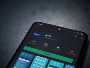 Lod, Israel - 8 Temmuz 2020: Max app oyun mağazası sayfası koyu mermer taşlı arka planda siyah bir cep telefonunun ekranında. Üst görünüm düzlüğü kopyalama alanı ile yatıyordu.