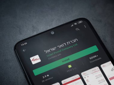 Lod, Israel - 8 Temmuz 2020: İsrail Postası uygulama oyun mağazası sayfası koyu mermer taştan arka planda siyah bir cep telefonunun ekranında. Üst görünüm düzlüğü kopyalama alanı ile yatıyordu.