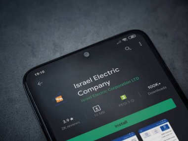 Lod, Israel - 8 Temmuz 2020: Israel Electric Corporation uygulama oyun mağazası sayfası koyu mermer taştan arka planda siyah bir cep telefonunun ekranında. Üst görünüm düzlüğü kopyalama alanı ile yatıyordu.