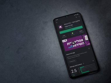Lod, Israel - 8 Temmuz 2020: Cep telefonu uygulaması oyun mağazası sayfası koyu mermer taşlı arka planda siyah bir cep telefonu ekranında. Üst görünüm düzlüğü kopyalama alanı ile yatıyordu.