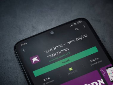 Lod, Israel - 8 Temmuz 2020: Cep telefonu uygulaması oyun mağazası sayfası koyu mermer taşlı arka planda siyah bir cep telefonu ekranında. Üst görünüm düzlüğü kopyalama alanı ile yatıyordu.
