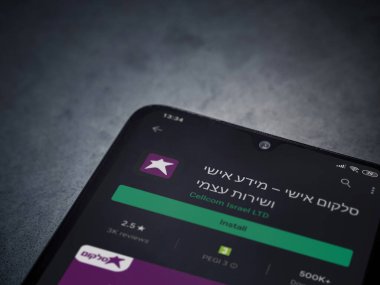 Lod, Israel - 8 Temmuz 2020: Cep telefonu uygulaması oyun mağazası sayfası koyu mermer taşlı arka planda siyah bir cep telefonu ekranında. Üst görünüm düzlüğü kopyalama alanı ile yatıyordu.