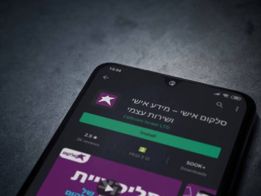 Lod, Israel - 8 Temmuz 2020: Cep telefonu uygulaması oyun mağazası sayfası koyu mermer taşlı arka planda siyah bir cep telefonu ekranında. Üst görünüm düzlüğü kopyalama alanı ile yatıyordu.