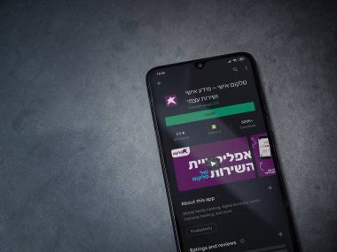 Lod, Israel - 8 Temmuz 2020: Cep telefonu uygulaması oyun mağazası sayfası koyu mermer taşlı arka planda siyah bir cep telefonu ekranında. Üst görünüm düzlüğü kopyalama alanı ile yatıyordu.