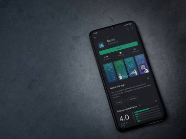 Lod, Israel - 8 Temmuz 2020: Bit uygulama oyun mağazası sayfası koyu mermer taşlı arka planda siyah bir cep telefonunun ekranında. Üst görünüm düzlüğü kopyalama alanı ile yatıyordu.