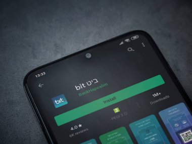 Lod, Israel - 8 Temmuz 2020: Bit uygulama oyun mağazası sayfası koyu mermer taşlı arka planda siyah bir cep telefonunun ekranında. Üst görünüm düzlüğü kopyalama alanı ile yatıyordu.