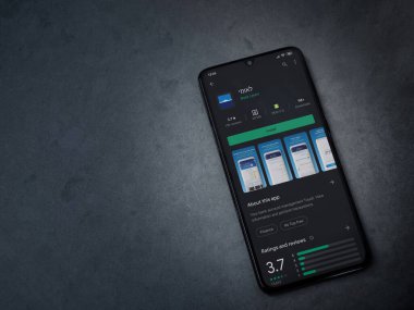 Lod, Israel - 8 Temmuz 2020: Bank Leumi uygulama oyun mağazası sayfası koyu mermer taşlı arka planda siyah bir cep telefonu ekranında. Üst görünüm düzlüğü kopyalama alanı ile yatıyordu.
